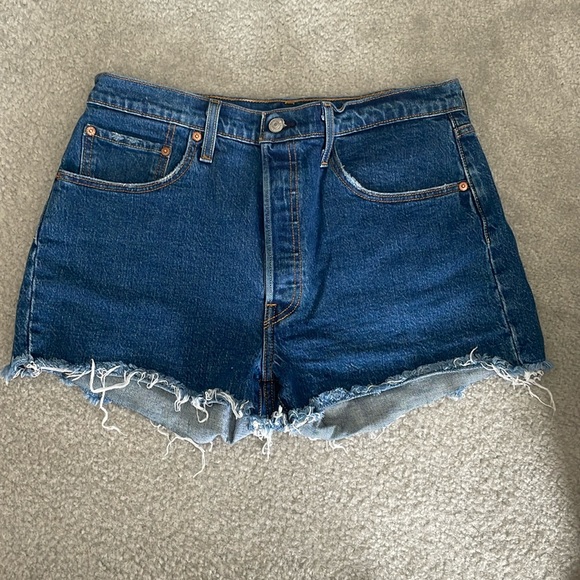Levi’s dark wash jean shorts - Picture 2 of 8